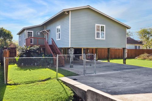 327 Kansas St, Bacliff, TX, 77518-1385 | Card Image