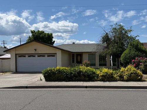 3015 Milhoan Dr, Medford, OR, 97504-9747 | Card Image