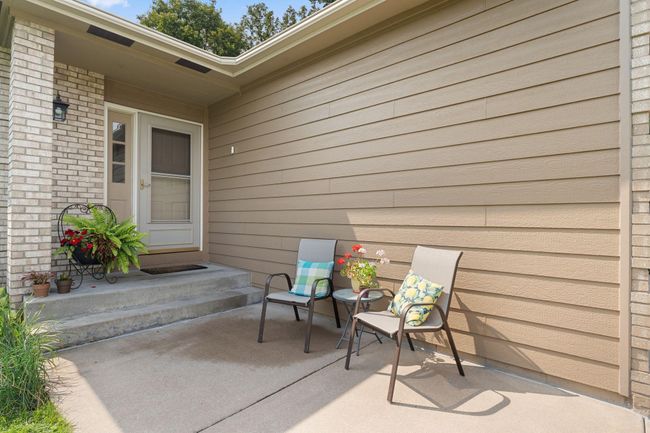 A welcoming front entrance. | Image 33