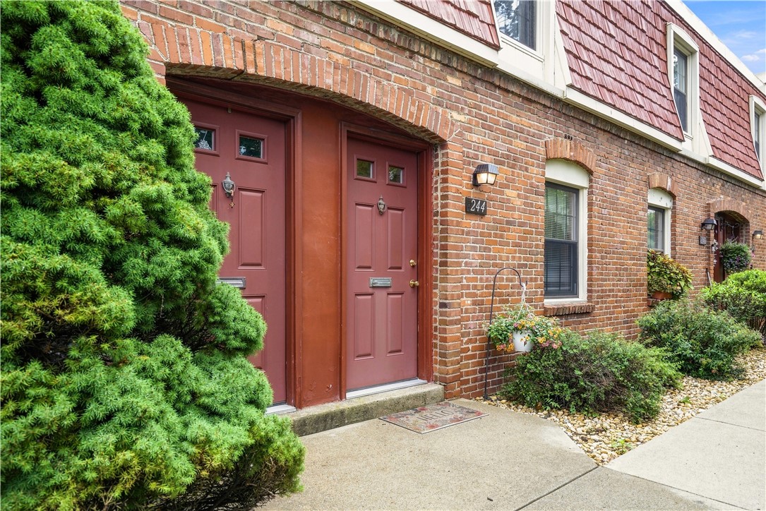 Residential in Rosslyn Farms 2