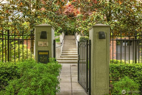 721 Harvard Ave E, Seattle, WA, 98102-4625 | Card Image