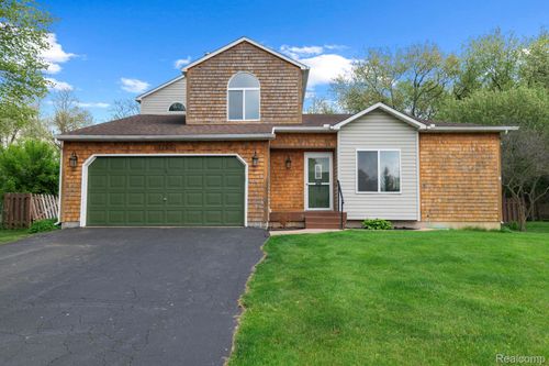 3195 Sandpoint Dr, Brighton, MI, 48114-8662 | Card Image