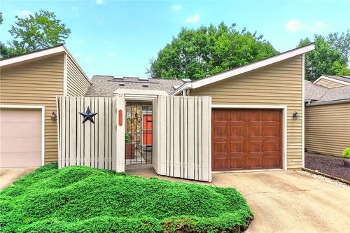 313 Vista Dr, Greensburg, PA, 15601-8727 | Card Image