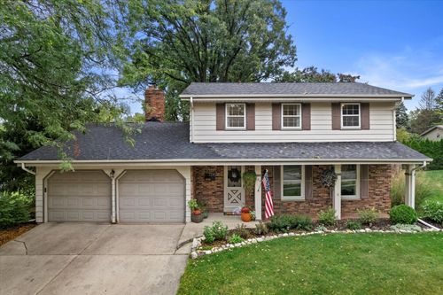 724 Lynne Dr, Waukesha, WI, 53186-6702 | Card Image