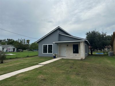 569 N Chambers Street, House other with 2 bedrooms, 2 bathrooms and null parking in Giddings TX | Image 2