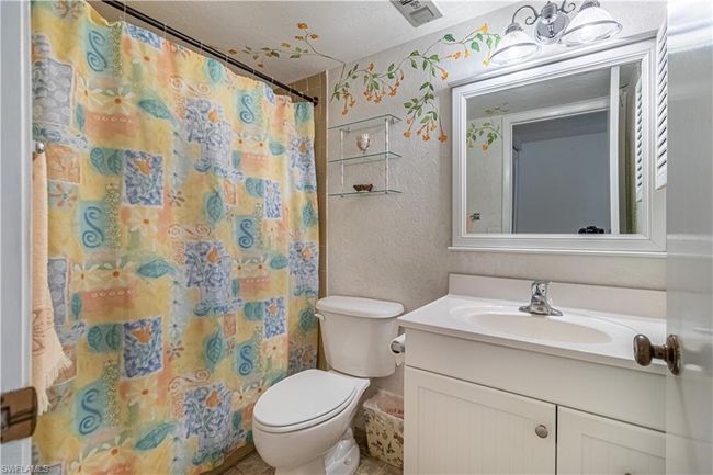 Guest Bathroom with Tub/Shower Combination | Image 8