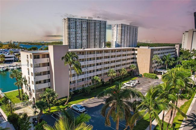 APT-403 - 220 Kings Point Dr, Condo with 1 bedrooms, 1 bathrooms and null parking in Sunny Isles Beach FL | Image 31