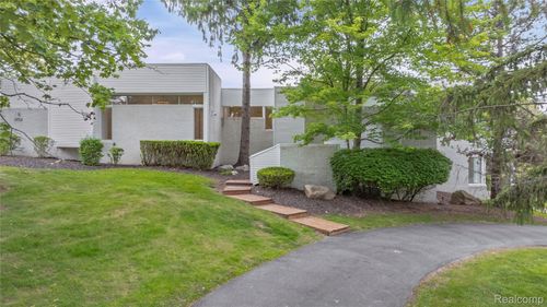 1752 Alexander Dr, Bloomfield Township, MI, 48302-1201 | Card Image