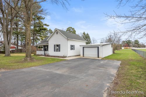 325 Cedar St, Howard City, MI, 49329 | Card Image
