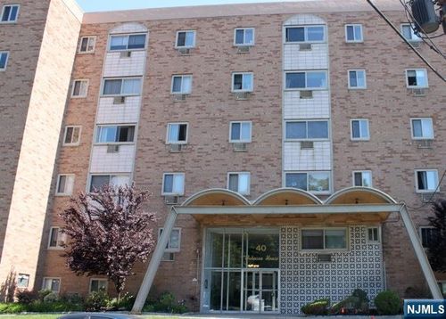 40 Zabriskie St, Hackensack, NJ, 07601-4912 | Card Image