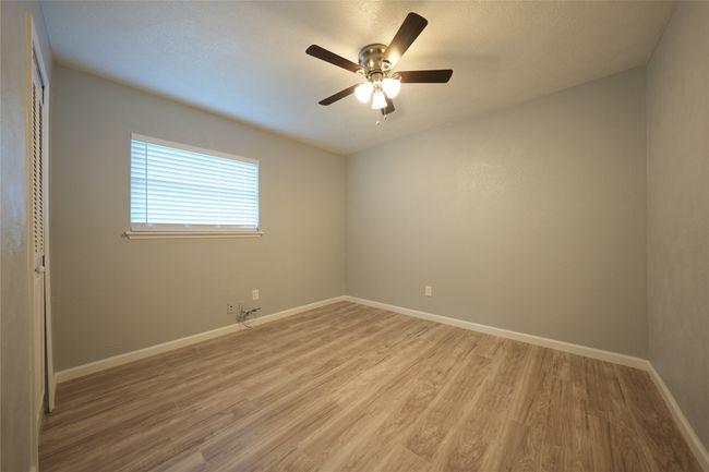 Unfurnished room featuring light wood-style floors, ceiling fan, and baseboards | Image 11