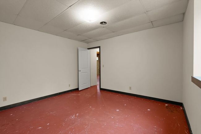 Bedroom in basement | Image 27