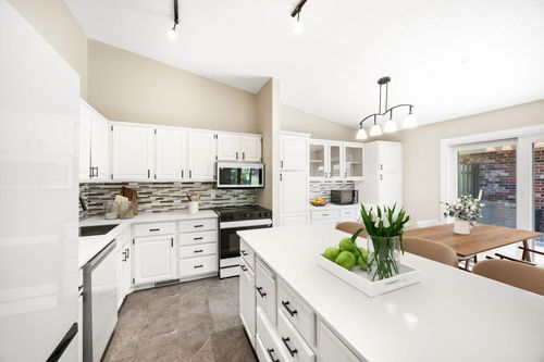 9712 Cimarron Cir, Minnetonka, MN, 55305-3142 | Card Image