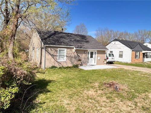 7940 Hickman Mills Dr, Kansas City, MO, 64132-2333 | Card Image