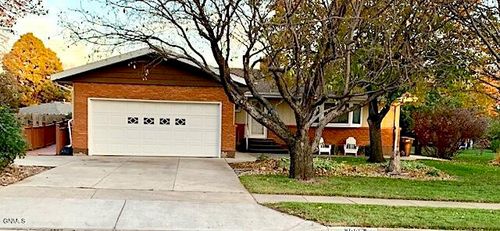 1005 W Highland Acres Rd, Bismarck, ND, 58501-2440 | Card Image