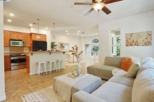 292 W Lucita Way, Mountain House, CA, 95391-3040 | Card Image