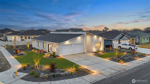 501 S Sand Dunes Rd, Moses Lake, WA, 98837-8336 | Card Image