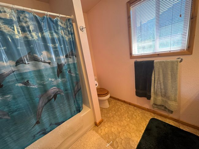 Upstairs bathroom | Image 34