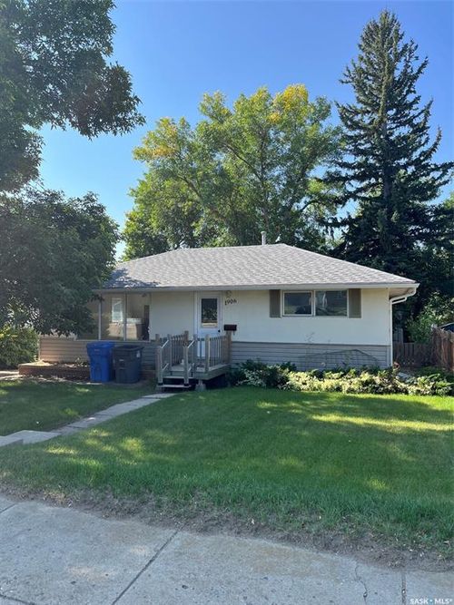 1906 First Street, House with 3 bedrooms, 1 bathrooms and 2 parking in Estevan SK | Card Image