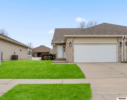 8105 Cheney Ridge Rd, Lincoln, NE, 68516-3877 | Card Image