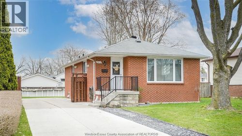 3012 Grandview St, Windsor, ON, N8T2L9 | Card Image
