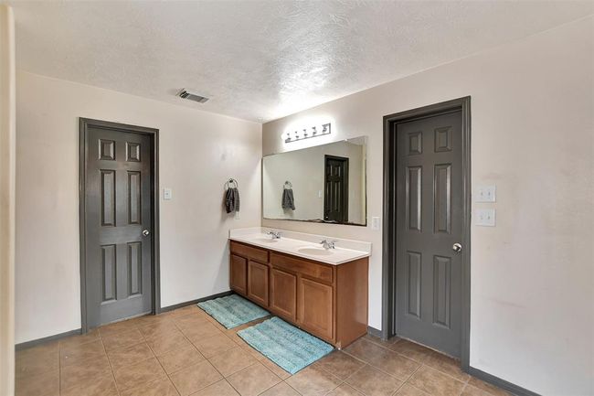 Experience convenience with dual sinks, perfect for busy mornings and shared spaces. | Image 36