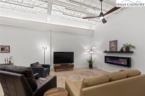 unit-102-215 Jefferson Ave, West Jefferson, NC, 28694-9805 | Card Image