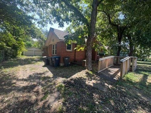 424 Colonial St, Fort Worth, TX, 76111-4706 | Card Image