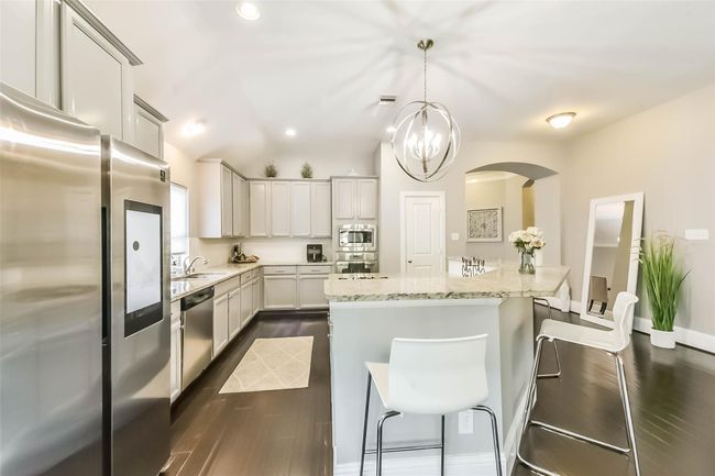 Large kitchen work space. Perfect for having multiple cooks in the kitchen. | Image 12