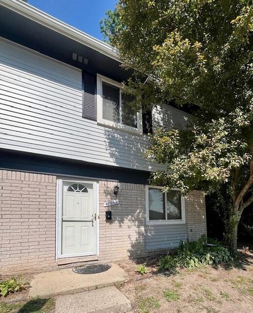 41262 N Woodbury Green Dr, Van Buren Twp, MI, 48111-3000 | Card Image