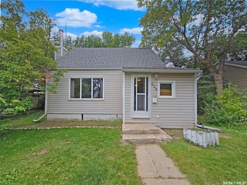 428 7th Ave Nw, Swift Current, SK, S9H0Z3 | Card Image
