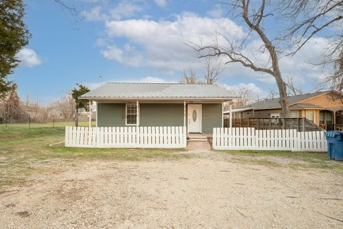 207 Harris St, Elgin, TX, 78621-3330 | Card Image