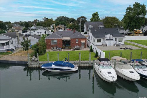 768 S Hickory St, Lindenhurst, NY, 11757-5637 | Card Image