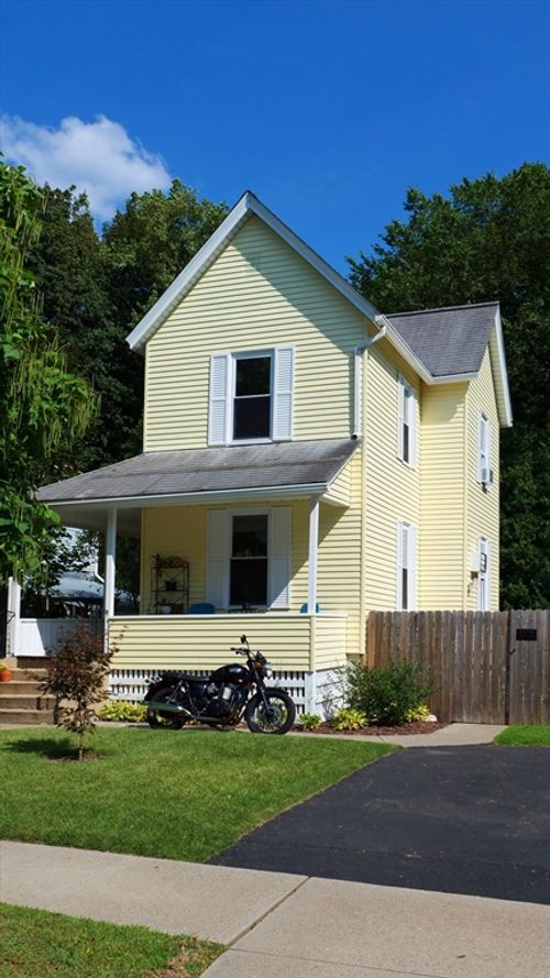 328 Linden St, Holyoke, MA, 01040-3115 | Card Image