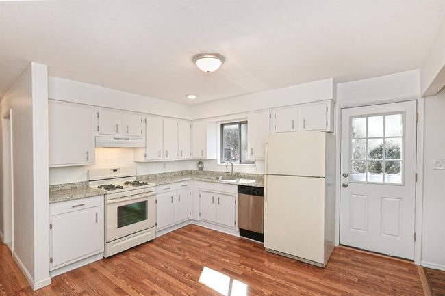 APT-1 - 8 Harbor Hill Rd, Home with 3 bedrooms, 2 bathrooms and null parking in Glen Cove NY | Image 7