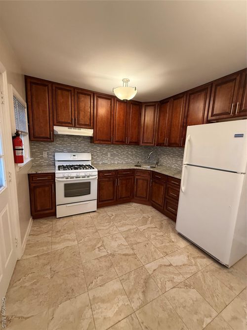 956 Cherry Ln, Floral Park, NY, 11001-1303 | Card Image