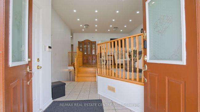 32 Pappain Cres, House other with 6 bedrooms, 3 bathrooms and 4 parking in Brampton ON | Image 8