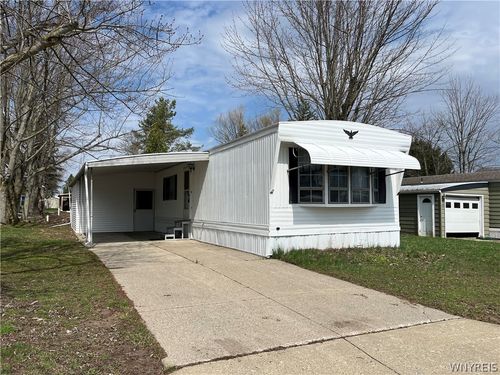 35 Quarry Hill Est, Akron, NY, 14001 | Card Image