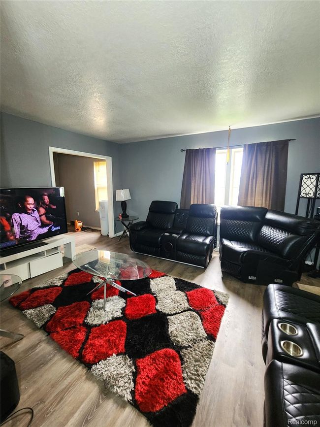 4) Living Room - 2518 Thom St. Flint (3).jpg | Image 7