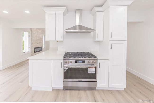 New 6-burner over with new hood vent. | Image 9