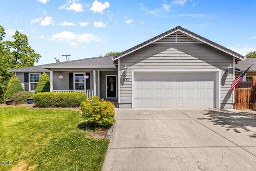 101 Aberdeen Ln, Eagle Point, OR, 97524-8594 | Card Image