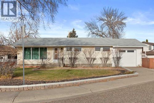 898 13 St Ne, Medicine Hat, AB, T1A5V5 | Card Image