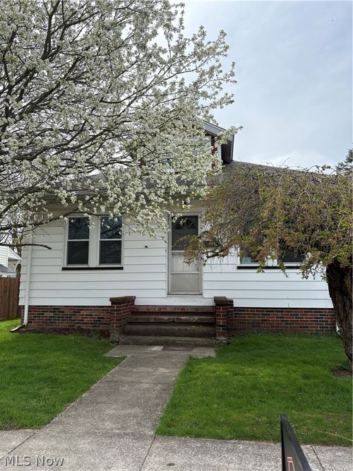 15 Katherine St, Struthers, OH, 44471-2102 | Card Image