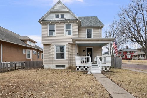 38 Oak Ln, Davenport, IA, 52803-3124 | Card Image