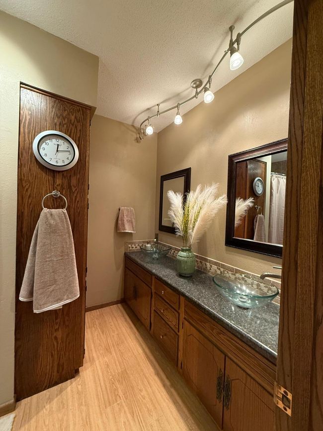 Main Floor Full Bath | Image 32