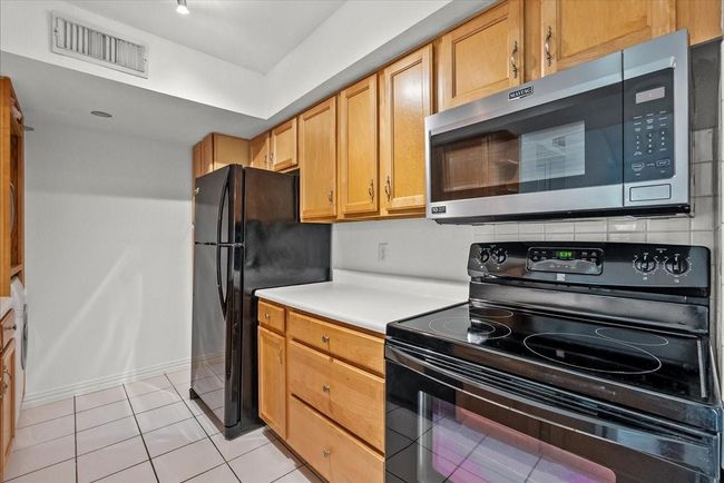 Kitchen angle highlighting the functional layout | Image 13