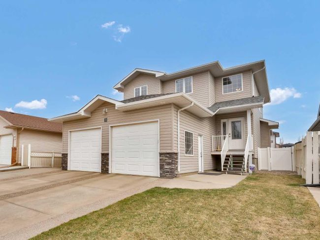 9 Sundown Close Sw, Home with 4 bedrooms, 3 bathrooms and 4 parking in Medicine Hat AB | Image 1