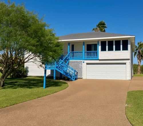 39 Front St, Rockport, TX, 78382-7802 | Card Image