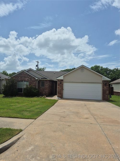 9286 Columbia St, Sapulpa, OK, 74066-1216 | Card Image