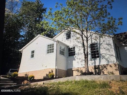 739 W Main St, Sevierville, TN, 37862-3101 | Card Image